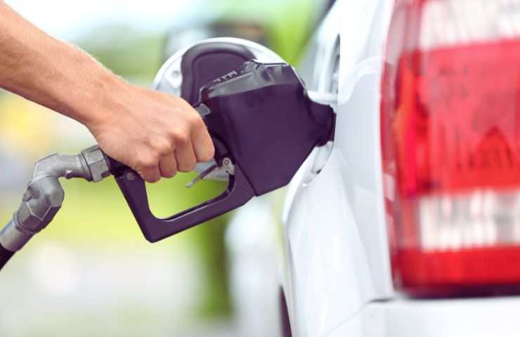 uomo mette benzina