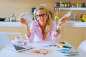 donna spiazzata che fa i conti