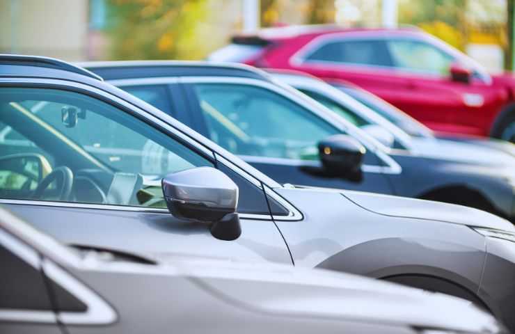 automobili parcheggiate una di fianco all'altra