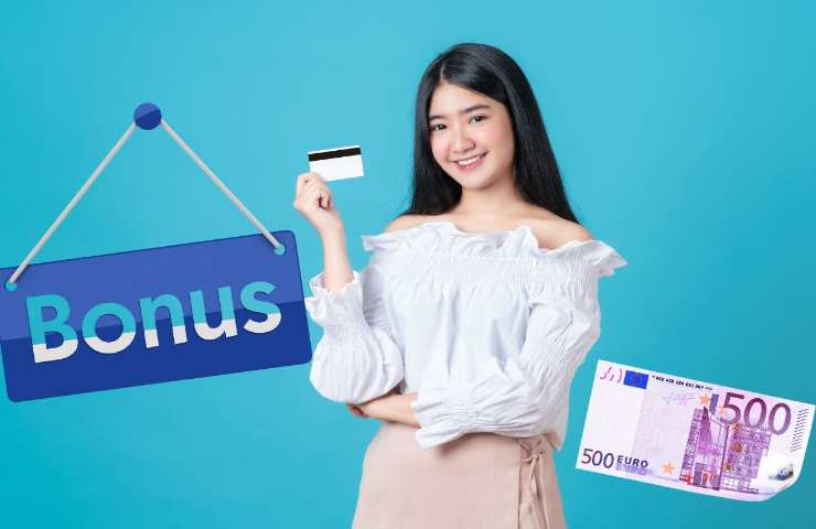 Donna con in mano carta spesa del bonus da 500 euro Inps