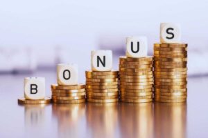 monete e dadi con scritto bonus