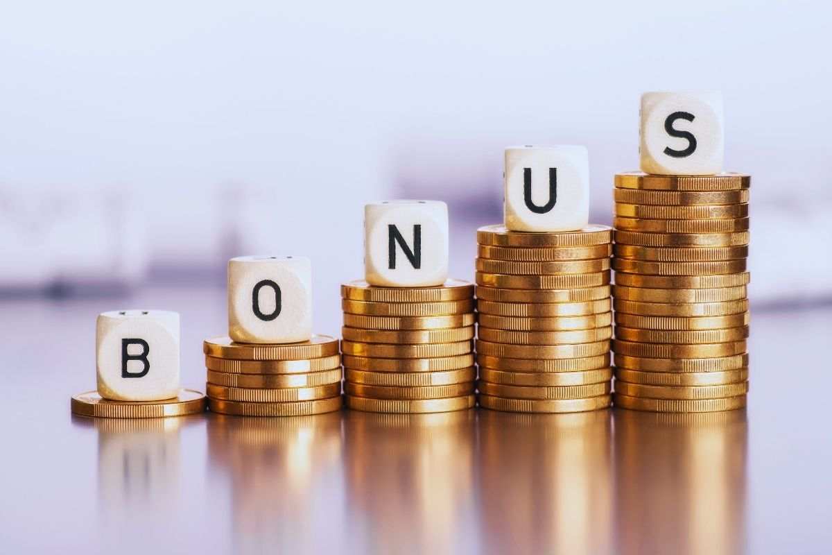 monete e scritta bonus sui dadi
