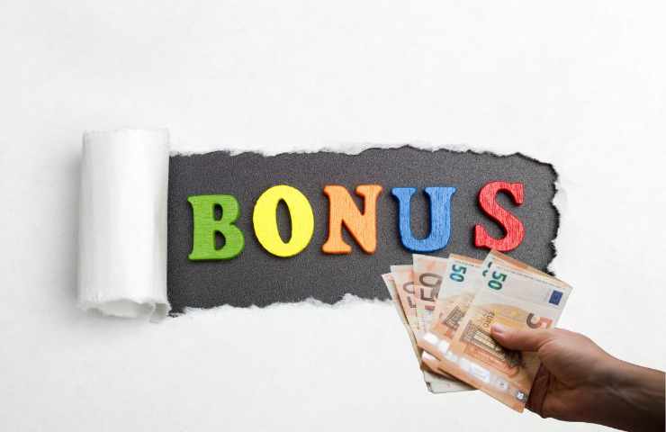 scritta bonus e mano che tiene soldi