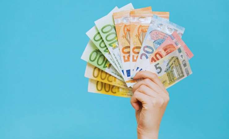 banconote euro in una mano