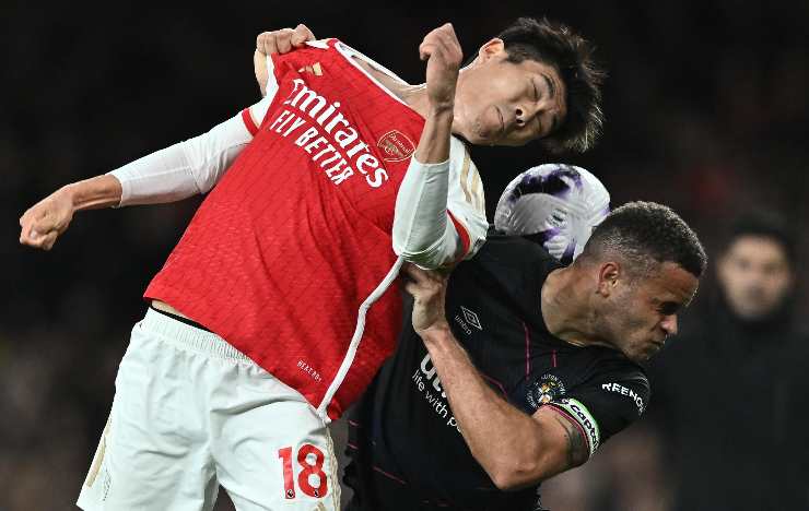tomiyasu colpisce di testa in contrasto