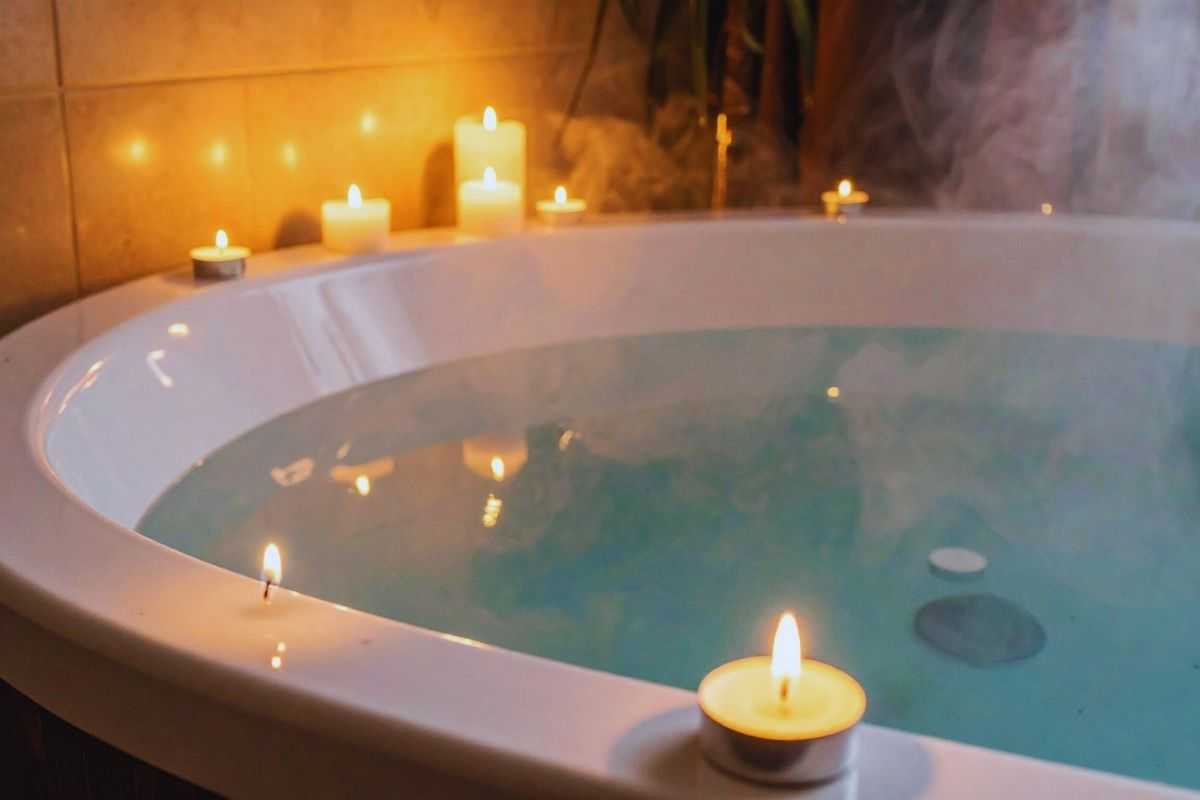 candele a bordo di una vasca