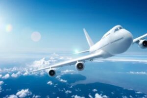 Aereo in volo tra le nuvole