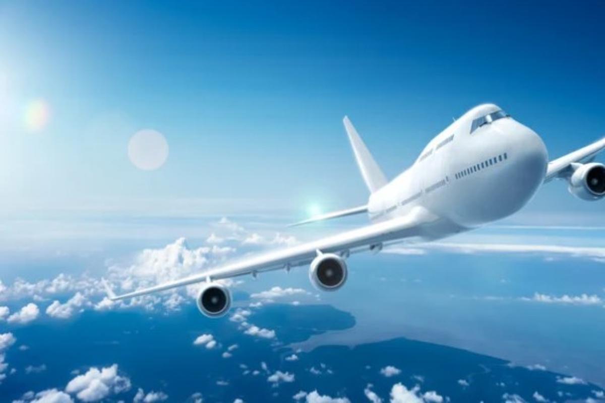 Aereo in volo tra le nuvole