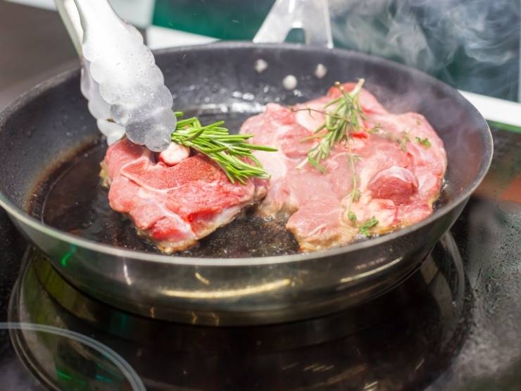 girare carne i padella