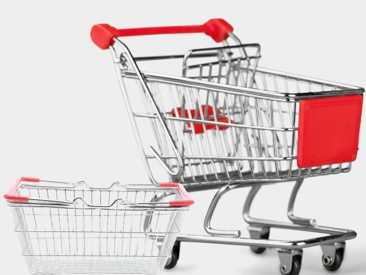 carrello della spesa vuoto e accanto cestino vuoto