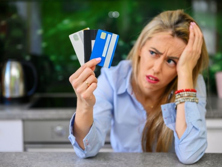 donna che osserva carte prepagate che ha in mano