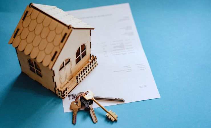 sagoma casa con chiavi. foglio di carta