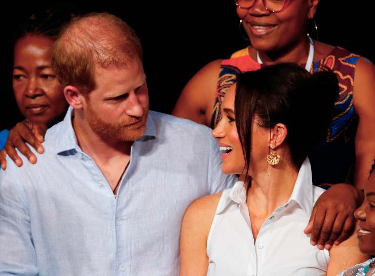 harry e meghan si guardano