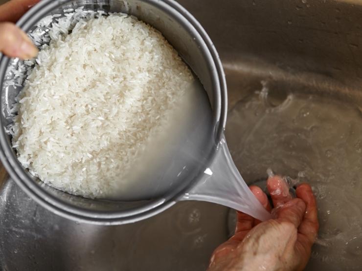 risciacquare il riso nel lavandino