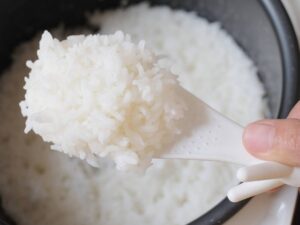 riso in bianco su cucchiaio di legno