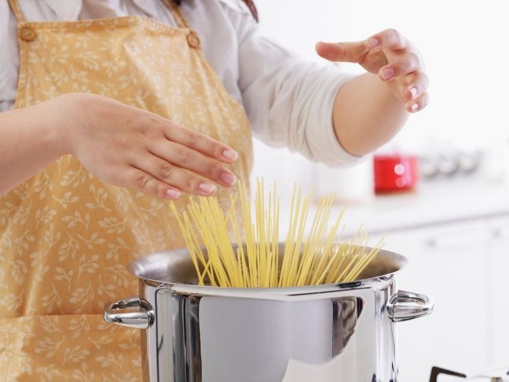 donna che cuoce spaghetti