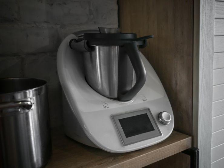 binby su uno scaffale della cucina