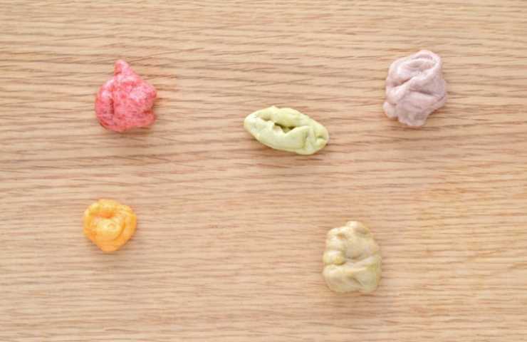 gomm da masticare su tavolo 