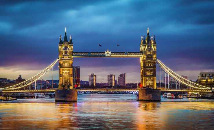 tower bridge di notte 