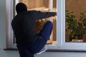 Ladro scavalca la finestra e etra in casa
