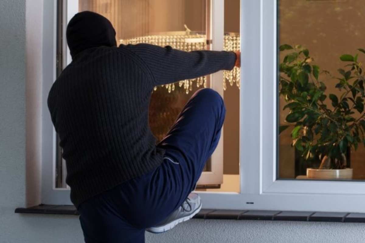 Ladro scavalca la finestra e etra in casa
