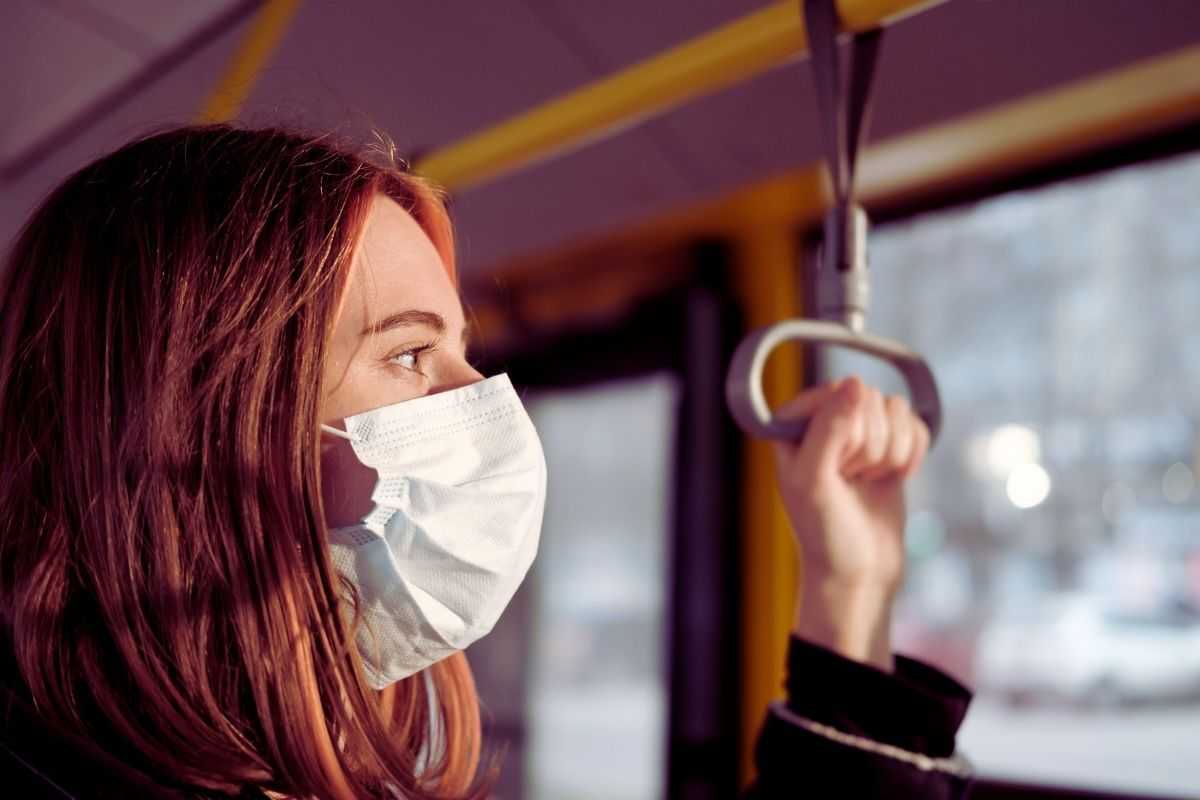 ragazza con la mascherina in autobus