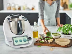 donna che usa il bimby per cucinare