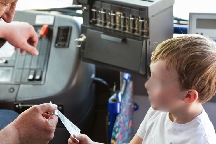 bambino passa banconota autista 