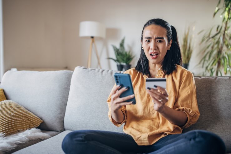 donna con carta e smartphone