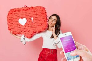 Donna pensierosa e persona su instragram