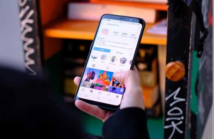 donna allo smartphone che controlla instagram