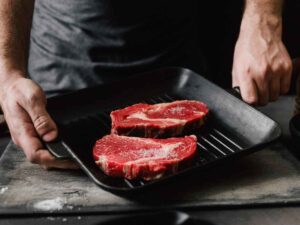 cuocere carne su bistecchiera