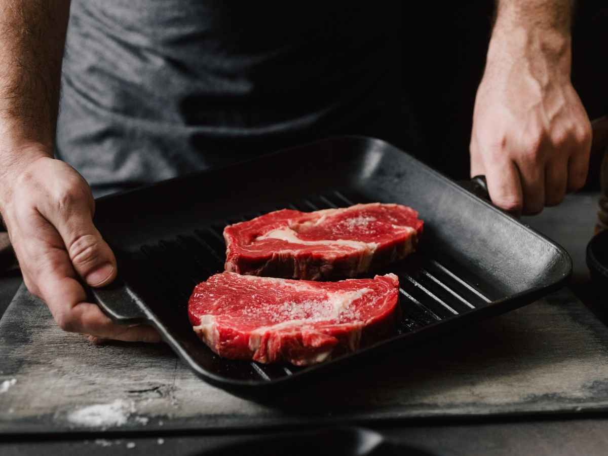 cuocere carne su bistecchiera