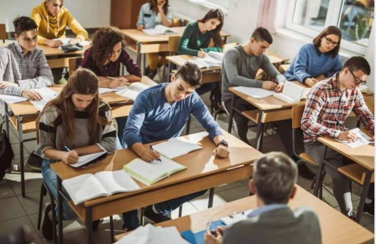 ragazzi a scuola
