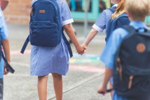 bambini che vanno a scuola con zaino