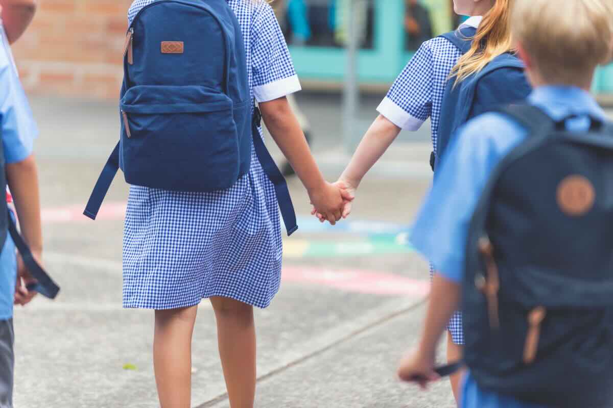 bambini che vanno a scuola con zaino 