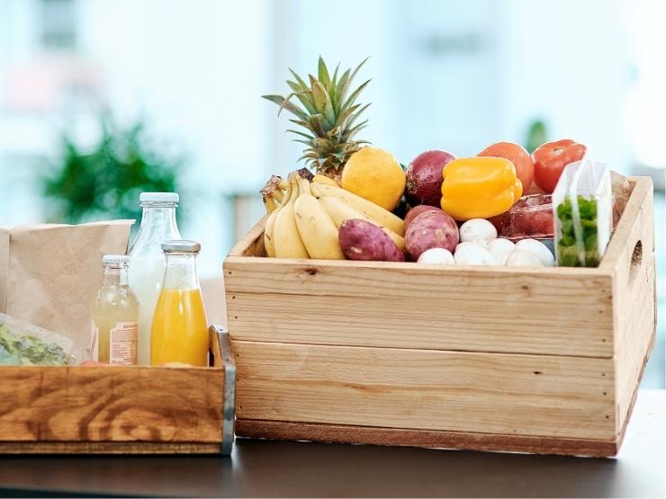 spesa di frutta e verdura in una cassetta di legno