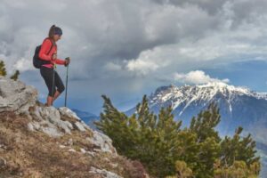donna fa una gita in montagna
