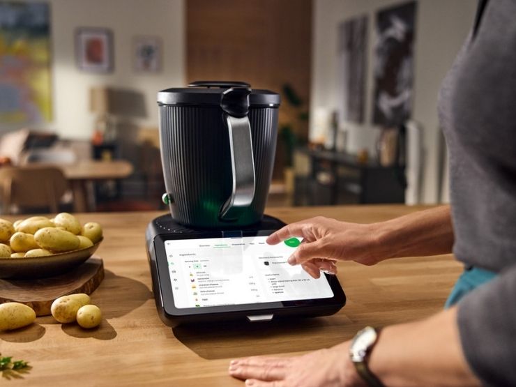 nuovo binby tn7, donna che naviga sul touch screen