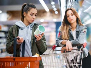 donne al supermercato una con carrello una con cestino