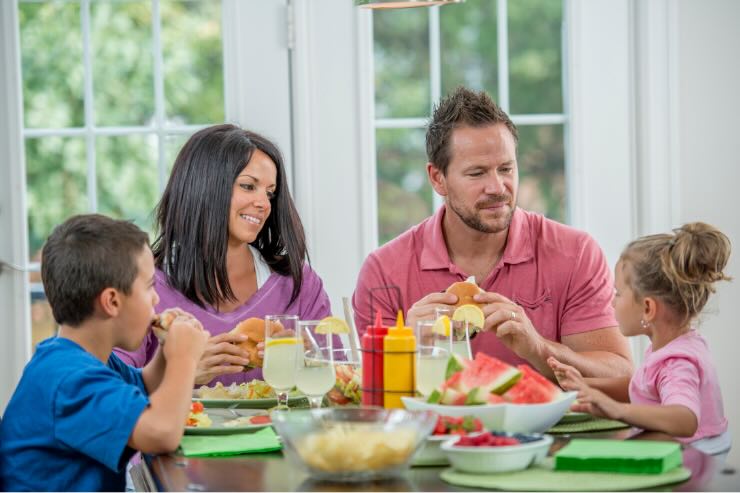 famiglia a tavola 