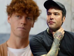 fedez in primo piano sinner sullo sfondo