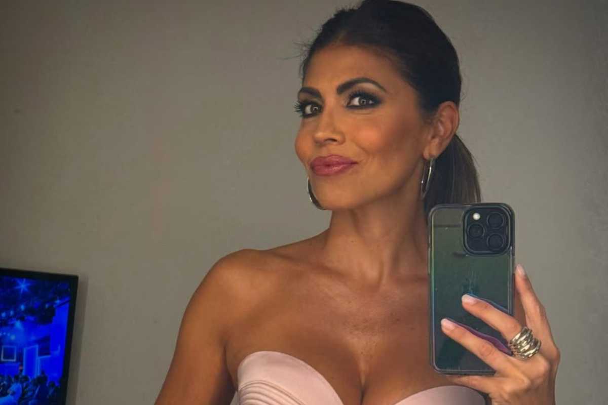 flora canto si fa un selfie davanti allo specchio