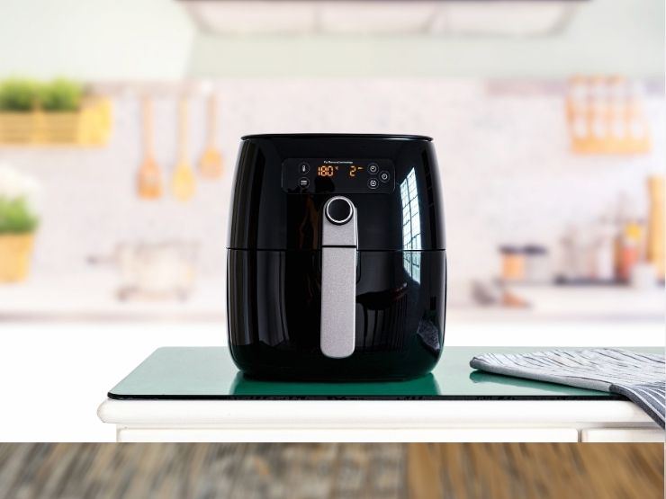 friggitrice ad aria su piano cucina