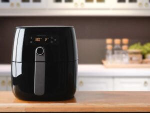friggitrice ad aria su piano cucina