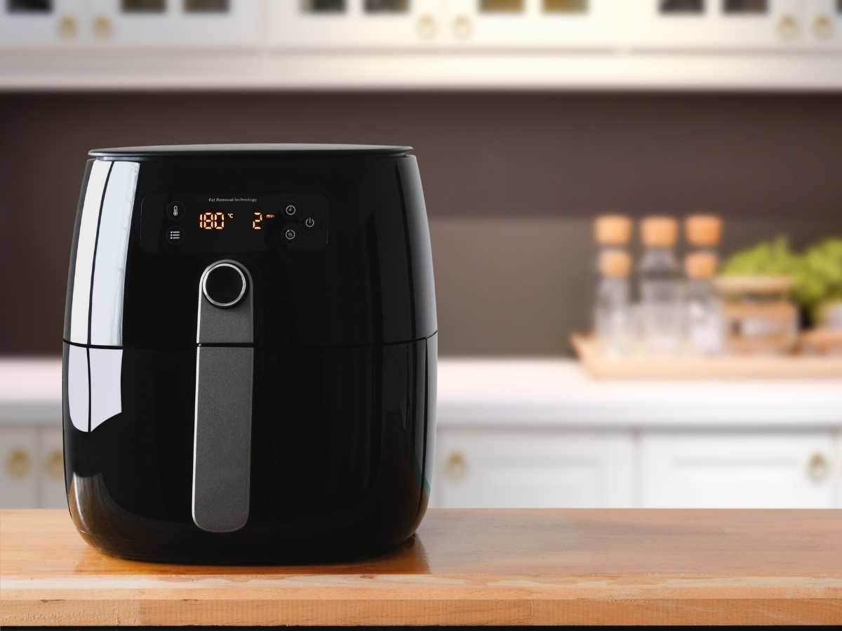 friggitrice ad aria su piano cucina