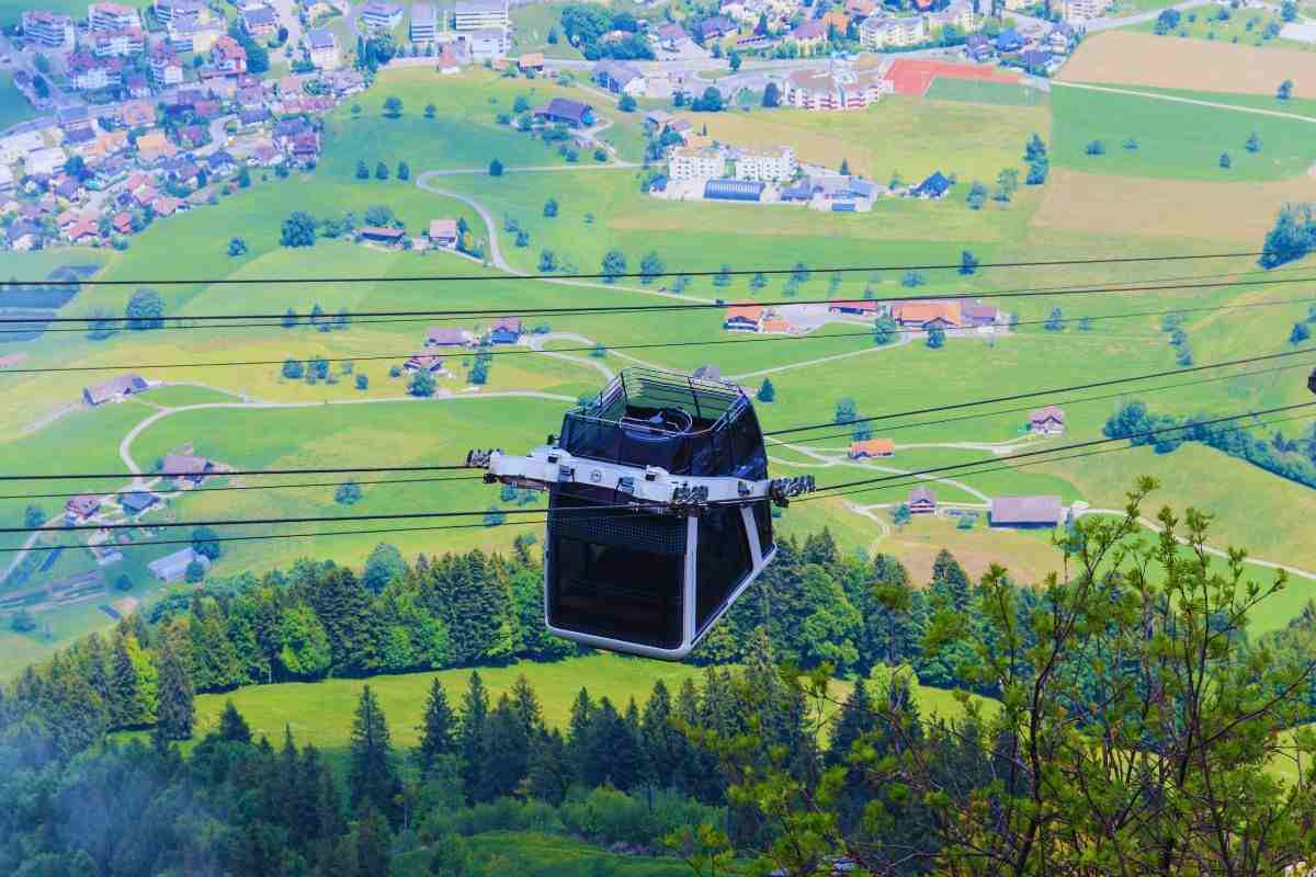 funivia cabrio sospesa nel vuoto