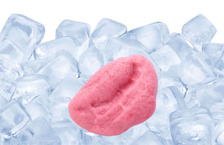 gomma da masticare con moltissimi cubetti di ghiaccio