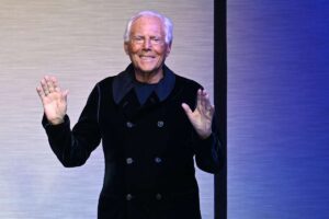 giorgio armani saluta