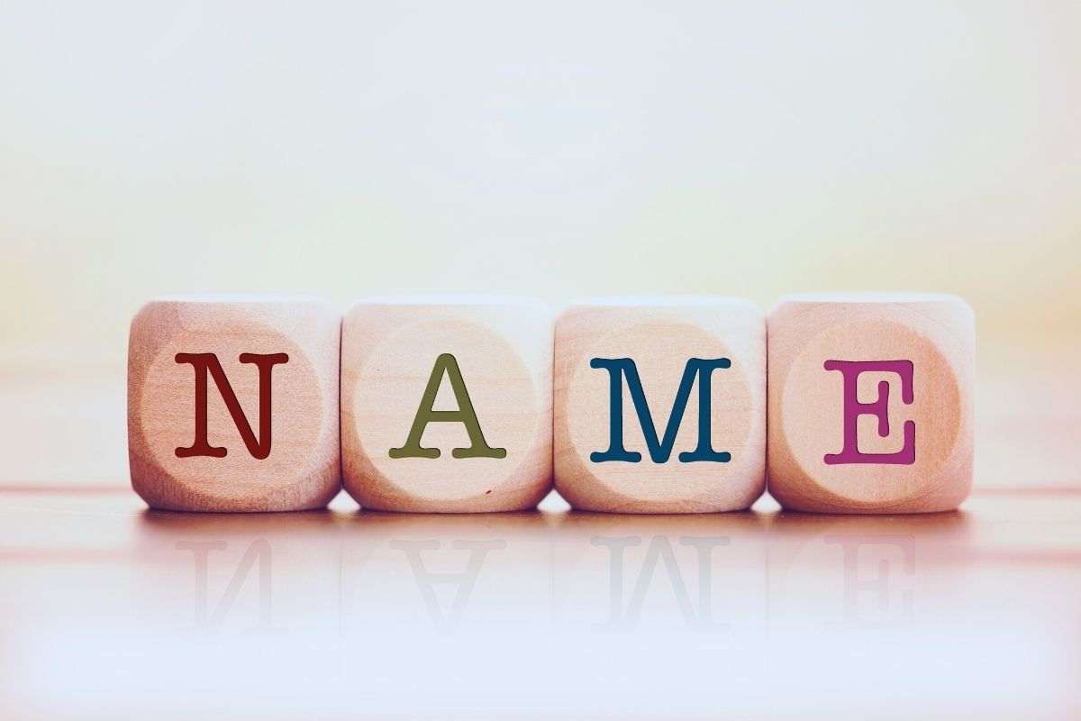 dadi con scritto "name"
